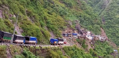  पहिरोले अवरुद्ध कर्णाली राजमार्ग ३७ घण्टापछि एकतर्फी सञ्चालन 